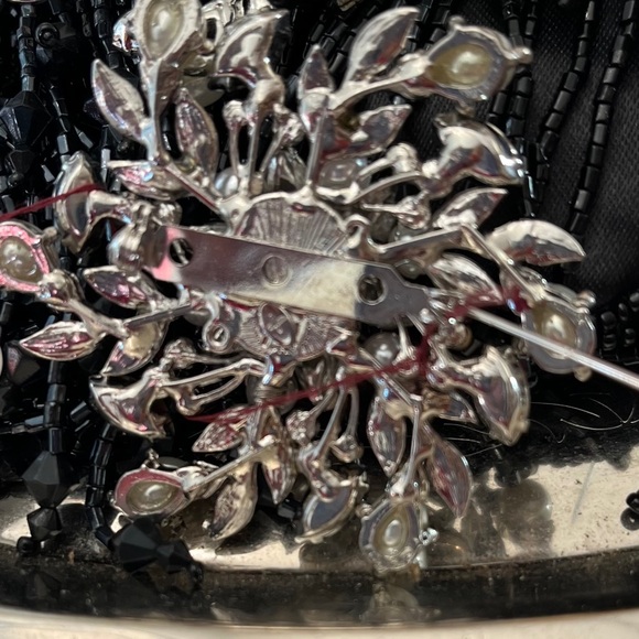 Elegant Silverplated brooch with faux pearls and rhinestones-brand new with tags - Picture 6 of 12